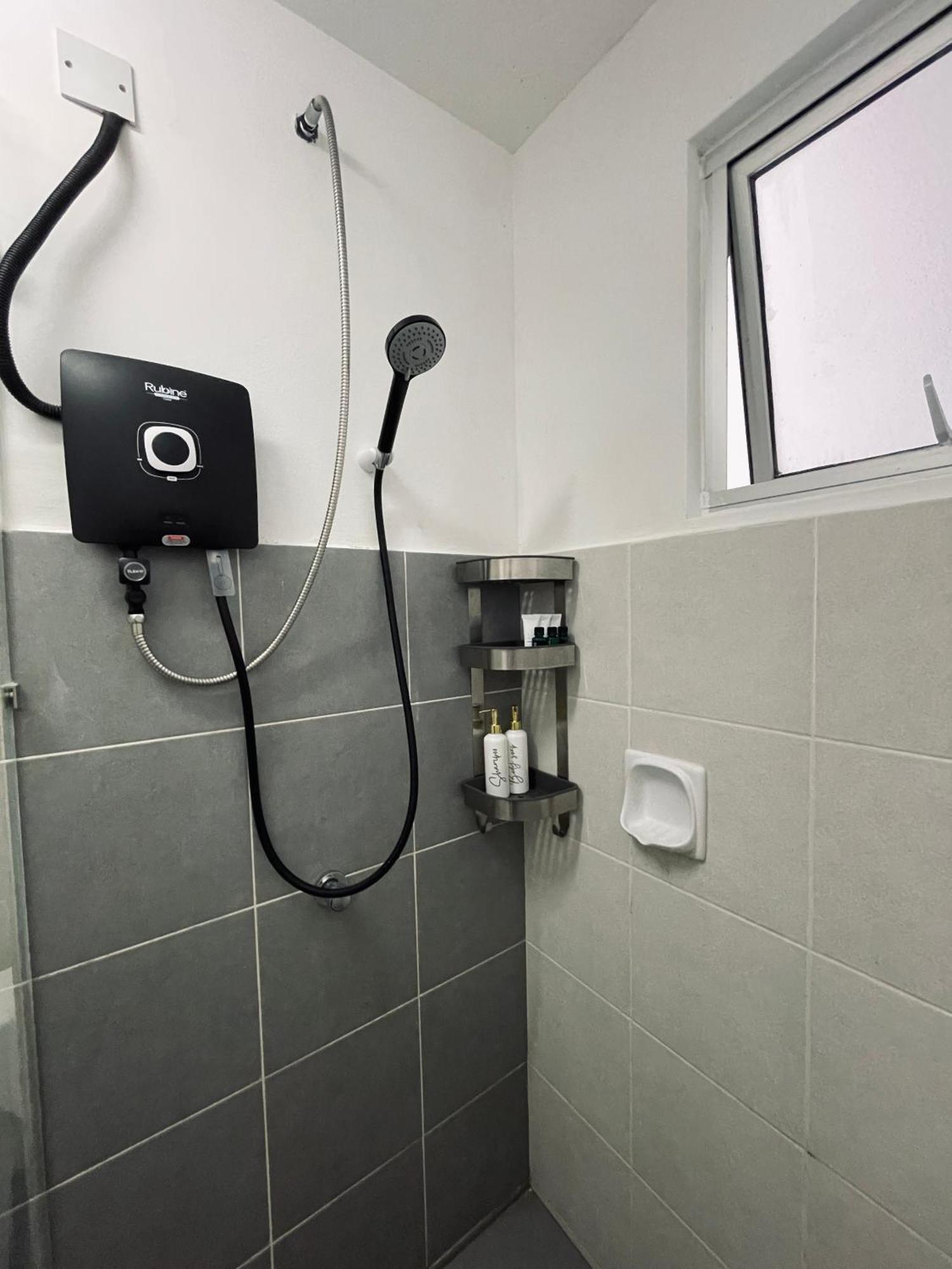 Santai At Kotawarisan Klia Netflix Homestay Sepang