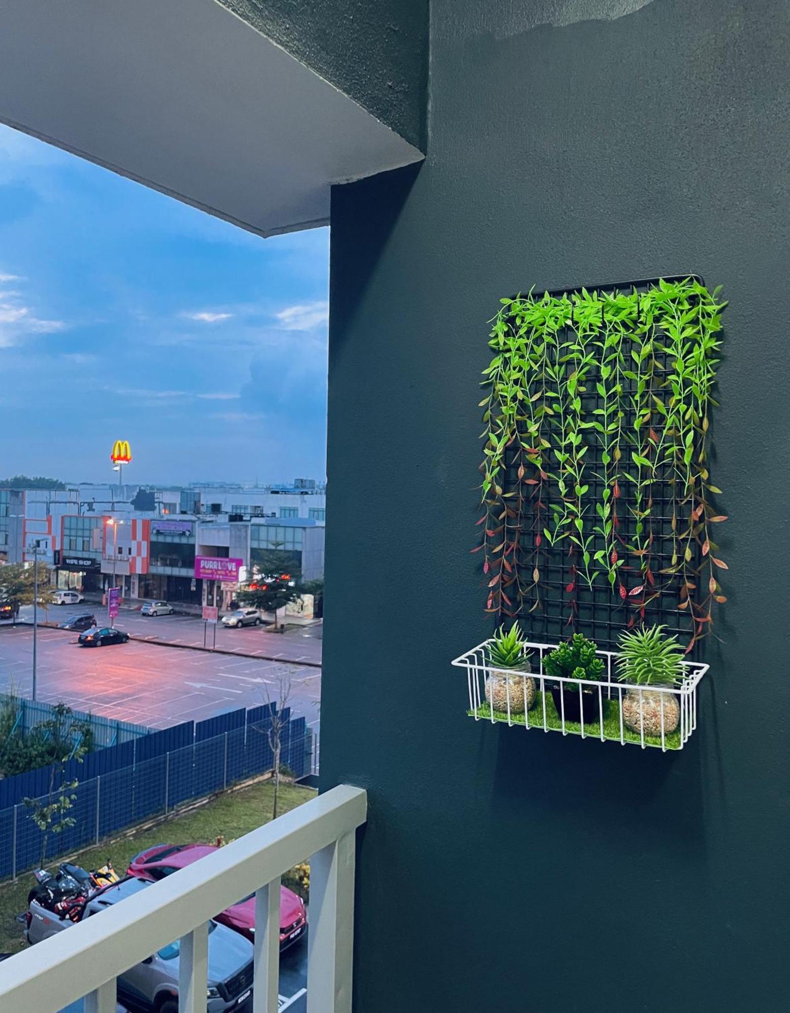 Santai At Kotawarisan Klia Netflix Homestay Sepang