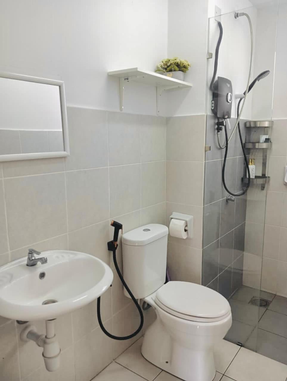 Santai At Kotawarisan Klia Netflix Homestay Sepang