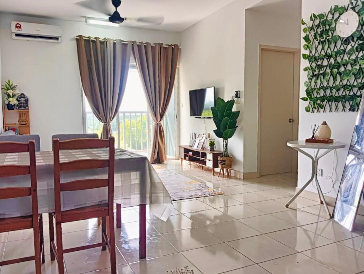 Santai At Kotawarisan Klia Netflix Homestay